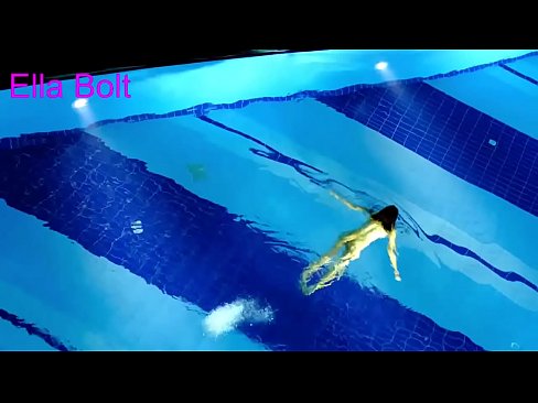 ❤️ Non podo deixar de mirar, unha moza loira que é sorprendida nadando espida na piscina do resort ELLA BOLT ️❌ Vídeo anal en % gl.raceporn.ru % ❌❤